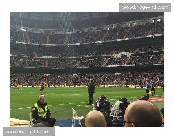 伯纳乌的夜色,战火重燃!皇家马德里与华沙军团的史诗对决,不止是足球! 伯纳乌的夜色,战火重燃!皇家马德里与华沙军团的史诗对决,不止是足球!